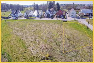 Immo Van Middelem verkoopt deze mooie bouwgrond op +/- 9a05ca, RUSTIG gelegen maar OP WANDELAFSTAND van het CENTRUM van Asse met alle nodige...