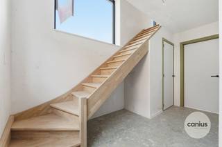 BELLE MAISON NEUVE DE 3 CHAMBRES La Veerstraat 60B abrite cette belle construction neuve, située derrière une belle maison à ossature bois et dotée...