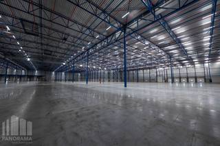 <strong>Ruime en moderne logistieke magazijnen op een strategische locatie in Willebroek</strong>, aan het Zeekanaal Brussel-Willebroek en vlakbij de A12 en N16. Dankzij de centrale ligging tussen Antwerpen en Brussel is dit een ideale uitvalsbasis voor logistieke activiteiten.<br /><br />De site biedt <strong>meer dan 17.593 m² magazijnruimte</strong>, met <strong>40 laadkaaien</strong>, een <strong>vrije hoogte van 11,30 m</strong> en een hoge vloerbelasting van 50 kN/m² dynamisch, 80 kN/m² verplaatsbaar rek. De gebouwen zijn uitgerust met een ESFR sprinklersysteem, LED-verlichting en alle nodige nutsvoorzieningen.<br /><br />Er wordt hiernaast geïnvesteerd in duurzaamheid met o.a. zonnepanelen, EV-laadpunten, extra laad- en loszones en een BREEAM “Very Good”-certificering in voorbereiding.<br /><br />Op het terrein is ruime parkeergelegenheid voorzien voor zowel vrachtwagens als personenwagens. De locatie is vlot toegankelijk voor zwaar verkeer en biedt brede manoeuvreerruimte. Onmiddellijk beschikbaar.<br /><br />Contacteer <strong>PANORAMA B2B</strong> voor bijkomende inlichtingen, plannen of een vrijblijvend plaatsbezoek <strong>03 225 03 03</strong>.