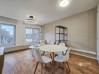 <p><span>Subliem uitgeruste gemeubelde studio (35m²) op toplocatie te Antwerpen.</span></p><p><span> </span></p><p><span>In de kaasstraat te Antwerpen vinden we op de vierde verdieping deze mooie, volledig uitgeruste studio terug in een verzorgd gebouw van 6 hoog. De studio is volledig gemeubeld en beschikt over ingemaakte kasten, een badkamer met douche, lavabo, toilet en een wasmachine. De keuken is uitgerust met een elektrisch vuur en een kleine vaatwasser. Op de 6de verdieping van het gebouw vinden we een ruim gezamenlijk terras terug met uitzicht over de Schelde.</span></p><p><span> </span></p><p><span>De bijkomende kosten bedragen €225/maand voor water en verwarming beide met afrekening op het einde van het jaar, syndicus, onderhoud en elektriciteit van de gem. delen, onderhoud van de lift en afvalverwerking.</span></p><p><span> </span></p><p><span>Kwalitatief wonen in hartje Antwerpen? Mis deze kans niet! Bewoonbare opp. 35 m² ref.: bruto vloeropp. EPC-certificaat. Voor meer info of een gratis schatting surf naar www.hansimmo.be</span></p><p><span> </span></p><p><span> </span></p><p><span> </span></p>