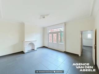 Deze charmante authentieke woning ligt op een gunstige locatie op korte afstand van Brugge, nabij de Smedenpoort ( Mobiscore 9,3/10 ). Met een perceeloppervlakte van 176,69 m² biedt deze ruime woning een comfortabele leefomgeving. De gezellige living is verdeeld in twee compartimenten waarvan het achterste gedeelte uitzicht biedt op het terras.<br />De keuken ( 14m2 )is sfeervol ingericht en geniet van een directe toegang tot het terras. Verder beschikt de woning over vier grote slaapkamers ( 18m2 - 21,5 m2 - 20,5 m2 - 12,70m2 ) voorzien van een robuuste plankenvloer, een ingerichte badkamer ( 11,40 m2 ) met ligbad en lavabomeubel en een volledig vernieuwd dak. De centrale verwarming op aardgas zorgt voor een aangename warmte gedurende de koude maanden.<br />Daarnaast is er een gigantische kelder aanwezig, perfect voor extra opslag of hobbyruimte. <br />Troeven :<br />* toplocatie nabij de Smedenpoort<br />* geen renovatieplicht ( Label D )<br />* 4 ruime slaapkamers<br />* groot terras <br />* zolder kan omgevormd worden naar een 5e slaapkamer<br /><br />Voor info bel : 050/333976 - 0476/270379 ( buiten kantooruren )
