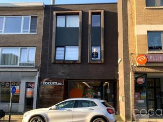 Modern 2-slaapkamer appartement (geen lift) centraal gelegen in Ekeren Donk (grens Brasschaat).Indeling: Inkomhal met gastentoilet, grote leefruimte...