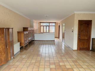 <span>Dit ruime duplexappartement is gelegen op wandelafstand van het centrum van Sint-Job-in-’t-Goor, met winkels en openbaar vervoer in de onmiddellijke omgeving. Het kleinschalige gebouw bestaat uit slechts twee entiteiten en dateert uit 1990. Het appartement heeft sindsdien geen grondige update meer gekregen en dient dan ook gerenoveerd te worden, maar biedt dankzij de ruime volumes en aangename indeling heel wat potentieel. Bij het betreden van het appartement komt u via een eigen trappenhal binnen, waar ook ruimte is voorzien voor een vestiaire. De ruime leefruimte geniet van veel natuurlijke lichtinval dankzij het schuifraam aan de achterzijde en de ramen aan de straatkant en geeft rechtstreeks uit op het aangename terras. Aansluitend bevindt zich de gedateerde keuken, die toegang biedt tot een handige berg- of bureauruimte van 5,1 m². Verder is er op deze verdieping nog een apart toilet. Op de bovenverdieping bevinden zich twee ruime slaapkamers, een extra kinderkamer en een badkamer uitgerust met een bad, toilet en wastafel. Momenteel wordt het appartement verwarmd met elektrische accumulatievuren. Hoewel een renovatie noodzakelijk is, biedt dit duplexappartement door zijn ruime indeling, terras, parking en uitstekende ligging op wandelafstand van het centrum heel wat mogelijkheden.<br /><br /><br />Dit pand onderhevig is aan de renovatieverplichting die door de Vlaamse overheid wordt opgelegd voor residentiële gebouwen. Meer info op https://www.vlaanderen.be/een-woning-kopen/renovatieverplichting-voor-residentiele-gebouwen.<br /></span>