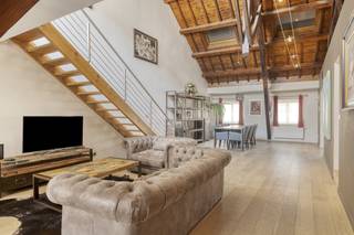 Op een heel centrale ligging in Brussel, in de Koningsstraat 166, tegenover het nieuwe Corinthia-hotel, prachtig en recent (2013) opbrengsteigendom van ± 770 m².Op het gelijkvloers bevindt zich een volledig operationele horeca-zaak (nieuw afgesloten huurcontract voor 5000 Euro/maand en betaling pro-rata OV) met hypergeïnstalleerde keukens en koelkamers in de benedenverdieping, van samen 273,6 m².Op de eerste verdieping bevinden zich een duplex-appartement "Schuman" (± 122 m²) met 2 slaapkamers en 2 badkamers, en een appartement "Warande" (± 75 m²) met 1 slaapkamer en slaapkamer op mezzanine.Op de 2de verdieping een ruime loft "Botanique" (± 150 m²) met 2 slaapkamers en 2 badkamers, en op de 3de verdieping Loft "Atomium" (± 135 m²) met 2 slaapkamers en slaaphoek op mezzanine.Andere kenmerken:- lift in het gebouw,- luxe uitstraling en degelijke afwerking,- momenteel gebruikt voor kortetermijnverhuringen,- EPC: C+, C, C & D,- groendaken/terrassen,- individuele verwarmingen,- gemeubeld met smaak,- vlakbij winkels, Corinthia-hotel, restaurants en openbaar vervoer.