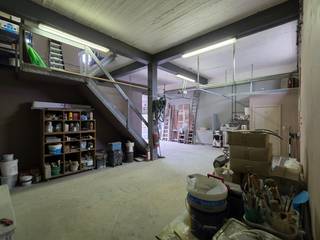Vlot bereikbaar, veelzijdig atelier/magazijn/stockageruimte in Beveren-Leie, totale vloeroppervlakte +/- 200m². Mits bekomen omgevingsvergunning is omvorming naar eengezinswoning mogelijk.<br /><br />We krijgen toegang tot dit praktisch ingericht atelier/magazijn via een sectionaalpoort van +/- 2,70m op 2,70m. <br /><br />Op de benedenverdieping vinden we naast de inrijpoort een handige bureelruimte. De grote vrije ruimte in L-vorm biedt via een tweede sectionaalpoort rechtstreeks toegang tot de tuin. Via een deur komen we in een achterliggende, bijkomende werkruimte.<br /><br />Via de vaste trap komen we op het tussenverdiepje dat momenteel dienst doet als stockageruimte, waarna we de ruime lichtrijke bovenverdieping bereiken: een grote open ruimte met nog een aparte bureelruimte. <br /><br />Op de benedenverdieping is er sanitair voorzien. Het pand wordt verwarmd met verschillende gaskachels, en er is dakisolatie aanwezig. Asbestveilig. Parkeergelegenheid voor het gebouw.<br /><br />Op vandaag is dit pand vergund als opslagruimte met beperkt atelier. Omvormen naar een eengezinswoning is vergunningsplichtig. <br /><br />Kom de mogelijkheden van dit veelzijdige pand zelf ontdekken tijdens een bezoek: contacteer Annelies van Vastgoed Norman via 0479/40.24.24 of annelies@vastgoednorman.be