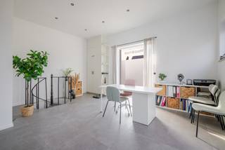 <p><strong>Ontdek dit veelzijdig commercieel vastgoed met woongelegenheid op een uitstekende locatie in Zwijnaarde.</strong><br />Deze eigendom combineert een <strong>lichtrijke commerciële ruimte</strong> met een volwaardige woonst, ideaal voor zelfstandigen, vrije beroepen of investeerders die werk en privé willen combineren op één locatie. Dankzij de flexibele indeling en strategische ligging biedt dit pand tal van opportuniteiten.</p>
<p><strong>LIGGING</strong><br />Dit commercieel pand bevindt zich op een uitstekende locatie in Zwijnaarde, een gegeerde en vlot bereikbare deelgemeente van Gent. Op wandelafstand vindt u lokale handelszaken, horeca en alle dagelijkse voorzieningen.</p>
<p>De bereikbaarheid is een grote troef: het centrum van Gent, het Technologiepark, UZ Gent, AZ Maria Middelares, scholen en openbaar vervoer bevinden zich in de directe omgeving. Dankzij de nabijheid van de E40, E17 en R4 geniet u van een vlotte verbinding in alle richtingen.</p>
<p>Daarnaast bevindt u zich vlakbij groenzones en wandelmogelijkheden, wat zorgt voor een aangename combinatie van werken, wonen en ontspannen.</p>
<p><strong>INDELING<br /></strong><br />Bij het betreden van het pand valt meteen de <strong>ruime commerciële ruimte</strong> op, die dankzij de grote raampartijen geniet van veel natuurlijke lichtinval en visibiliteit. Deze ruimte staat in directe verbinding met de kelder, bereikbaar via een draaitrap, en ideaal als <strong>stockruimte</strong>.</p>
<p>Op de eerste verdieping bevindt zich de <strong>lichtrijke woonruimte</strong> met open, volledig geïnstalleerde keuken. De tweede verdieping omvat een <strong>ruime slaapkamer en badkamer</strong>, wat zorgt voor een volwaardige en comfortabele woongelegenheid.</p>
<p><b>TROEVEN<br /><br /></b>Combinatie van commerciële ruimte en woonst<br />Lichrtrijke handelsruimte met visibiliteit<br />Kelder ideaal als stockruimte<br />Centrale ligging in Zwijnaarde<br />Vlotte bereikbaarheid<br />Gerenoveerd in 2023<br /><br />oor meer info en/of bezoek bel Arthur: 0473 90 90 94</p>