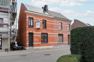 In het centrum van Neerpelt, op wandelafstand van scholen en openbaar vervoer, bevindt zich deze charmante en karakteristieke woning. Gelegen op...