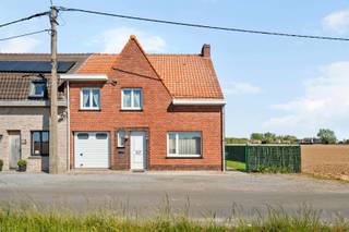 Op zoek naar een te renoveren halfopen bebouwing, op een rustige ligging, middenin de velden, doch dichtbij het dorp van Woesten, waar we kleinhandel, openbaar vervoer en school treffen? Dan is deze woning beslist iets voor jou? Via de inkomhal kom je terecht in de lichtrijke woon- annex eetkamer vergezeld door een pelletkachel, een basis keuken met oven, frigo en dampkap, een veranda met toilet, een droge kelder en een garage met automatische sectionale poort. Op het eerste verdiep treffen we een badkamer met lavabo en douchecabine, 3 volwaardige slaapkamers en hierboven een zolderruimte. In de tuin bevinden zich een tuinhuis, opslagplaats, kersenstruiken en een serre. Groot pluspunt, via de zij-ingang aan de woning kan men zich naar de tuin begeven. Kortom een eigendom die wat liefde nodig heeft! Ben jij de ideale persoon/investeerder? Contacteer Immo Droom!