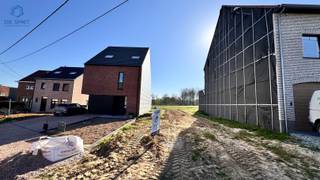 BOUWGROND VAN 1218m² VOOR GESLOTEN BEBOUWING. Prachtig gelegen bouwgrond van 12a18ca gelegen in een oase van...