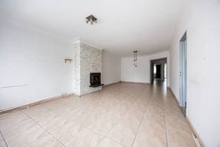 Indeling<br />U betreedt het appartement via een centrale inkomhal die doorgang geeft aan de meeste ruimtes in het appartement. Vooraan is er de woonkamer (34m²) met aanpalend de keuken (8,50m²), hierlangs komt u op het terras aan de voorzijde. Centraal bevindt zich de badkamer en een polyvalente ruimte (zonder buitenraam) van 8,50m². Deze ruimte is ideaal voor een home office of walk-in dressing room. Tot slot situeren de twee slaapkamers (16m² en 11m²) zich achteraan het appartement en kan u via de tweede kamer een fijn terras betreden. <br />Bij dit appartement hoort de privatieve kelder nr. 2 en u heeft de mogelijkheid een garagebox aan te kopen aan € 25.000. Deze laatste bevindt zich op de Ruggeveldlaan 718.<br /><br />Ligging<br />De ligging is een echte troef. Voor de deur stopt tram 5 (momenteel omgedoopt tot tram A9), die u in slechts 20 minuten naar het historisch hart van Antwerpen brengt. Het eigendom ligt op een wandelafstand van de Bremweide, het Ertbruggebos, Park Groot Schijn en het Rivierenhof. Verder vindt u verschillende winkels, apotheek, horeca… binnen handbereik!<br /><br />Pluspunten:<br />-Overal dubbele HR beglazing <br />-Dak is geïsoleerd<br />-In te richten naar eigen smaak <br />-Uiterst centrale locatie <br /><br />Klinkt dit als uw toekomstige thuis? Bel dan snel naar One vastgoed via 03 360 85 30!