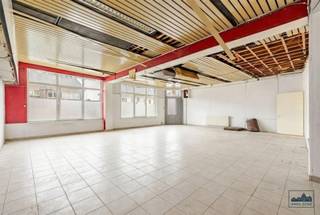 <p>Welkom in deze uitnodigende woning in Temse, een prachtig pand met veel potentieel! Dit ruime huis beschikt over 249 m² bewoonbare oppervlakte verdeeld over twee verdiepingen, ideaal voor gezinnen of ondernemers.</p><p>Het eigendom biedt vier slaapkamers die veel ruimte bieden voor rust en privacy. De recente badkamerrenovatie is een echte highlight: met moderne afwerking, vochtbestendige tegels, een comfortabele douche en stijlvol design geeft deze ruimte een luxe uitstraling.</p><p>De goed uitgeruste keuken met houten kasten en moderne apparatuur is dé plek voor culinaire creaties. De grote woonruimtes bieden volop mogelijkheden voor gezelligheid en ontspanning. Het pand beschikt bovendien over twee grootse lege ruimtes op de benedenverdieping, perfect voor uitbouw als thuiskantoor, atelier, leefruimte of commercieel gebruik.</p><p>De karaktervolle baksteenfacade en rustige ligging in Temse geven dit huis veel charme. De binnenkoer biedt nog mogelijkheden voor buitenactiviteiten.</p><p>Met een grondoppervlakte van 193 m² en de unieke indeling, combineert deze woning woning- en bedrijfsruimte op een aantrekkelijke manier. Een spannende kans voor wie op zoek is naar flexibiliteit en ruimte!</p><p>Ook mogelijkheid om 2 appartementen van te maken mits vergunningsaanvraag.</p><p>Voor meer informatie of een bezichtiging, neem contact op via emanuel.durinck@immo-zone.be of op het nummer 0486 03 00 10.</p>