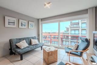 Bienvenue dans ce magnifique studio moderne situé au cœur de Middelkerke, dans un endroit unique avec des vues latérales sur la plage et la mer. Cette propriété résidentielle contemporaine est située dans un immeuble bien entretenu et bénéficie d'un excellent emplacement à proximité de toutes les commodités.L'appartement dispose d'un espace de vie spacieux et lumineux avec de grandes fenêtres qui tirent le meilleur parti de la lumière naturelle et offrent des vues panoramiques fantastiques. L'agencement ouvert crée un environnement de vie agréable où le salon et la salle à manger se fondent parfaitement.La cuisine moderne est entièrement équipée de tous les appareils nécessaires et offre un grand espace de travail. Avec sa finition blanche et son agencement pratique, c'est un endroit agréable pour cuisiner. La salle à manger peut accueillir plusieurs personnes et constitue le centre idéal de l'appartement.La chambre à coucher spacieuse est équipée d'armoires encastrées, offrant un espace de rangement optimal.La salle de bains moderne est soigneusement équipée d'un lavabo rond, d'une douche à l'italienne avec paroi en verre et de tout le confort dont vous pourriez avoir besoin.Le point fort de cette propriété est sans aucun doute le balcon spacieux avec vue latérale sur la mer. C'est l'endroit idéal pour profiter de l'extérieur, que ce soit pour prendre le petit déjeuner, se détendre ou simplement profiter de l'air frais de la mer.