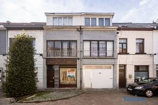 Droomt u van een woning die strategisch gelegen is, ruimte biedt voor wonen én werken, en bovendien investeringskansen opent? Vlakbij centrum Aalst presenteren wij u niet één, maar twee interessante aanpalende panden met elk hun eigen troeven. Met een totale perceel oppervlakte van circa 365 m<sup>2</sup> en gevelbreedte van circa 8 m.<br /><br />LOUIS PAUL BOONSTRAAT 25 | WONING MET LOODS<br /><br />De eerste verdieping herbergt een gezellige leefruimte en keuken, perfect voor dagelijks comfort. Op de tweede verdieping wachten u drie slaapkamers, een handige dressing en een volledig uitgeruste badkamer. Het gelijkvloers is voorzien van een doorrit (H: 2,6 m / B: 2,7 m) naar een achtergelegen loods van +/- 227 m². Een absolute meerwaarde voor zelfstandigen, ondernemers of gezinnen die extra opslagruimte kunnen gebruiken of om te herontwikkelen.<br /><br />EPC label D – Geen renovatieplicht / CV Aardgas / Beperkt KI € 495<br /><br />LOUIS PAUL BOONSTRAAT 27 | WONING<br /><br />Hier treft u een charmante stadswoning die een uitstekend alternatief vormt voor een appartement. De keuken sluit naadloos aan op de leefruimte, berging en badkamer met bad en toilet. Op de verdieping zijn er twee slaapkamers en extra bergruimte vindt u in de kelder.<br /><br />EPC label F 659 kWh/m²/jaar - Renovatieplicht - 20241108-0003440003-RES-1 / CV Aardgas / Beperkt KI € 242<br /><br />Dit opent de deur naar talloze opportuniteiten: een ruimere gezinswoning, combinatie van privé en beroep of een slimme investering in vastgoed met toekomstwaarde.<br /><br />Met parkeergelegenheid in de straat, de nabijheid van het stadspark en de uitstekende bereikbaarheid via openbaar vervoer naar winkels, scholen, E40 en de belangrijkste invalswegen om de hoek, bieden beide woningen een uitzonderlijke opportuniteit.<br /><br />Bovendien kan de aankoop in aanmerking voor verbouwing aan 6% BTW, waardoor u bijkomend voordeel haalt uit deze investering.<br /><br />Of u nu een gezin bent dat op zoek is naar een warme thuis, een starter die wil genieten van een slimme aankoop, een investeerder die potentieel ziet of een zelfstandige die wonen en werken wil combineren: dit aanbod heeft het allemaal.