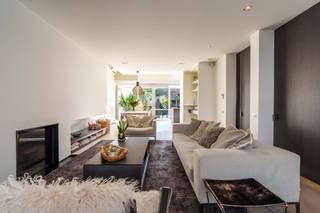 Bent u op zoek naar een exclusieve woonst in het centrum van Torhout? Deze prachtige en uitzonderlijk ruime woning combineert stijlvol wonen met...