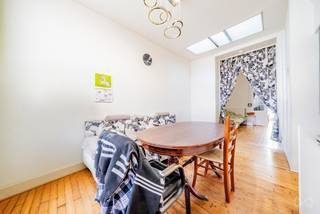 🏢 Te koop – Gelijkvloers appartement met 2 slaapkamers in Evere + binnenkoer<br /><br />📍 Auguste De Boeckstraat 5, Evere<br />💰 Prijs: 275.000 €<br />📈 Huurinkomsten: ± 1.250 €/maand OF 5,45% bruto rendement<br /><br />We Invest Brussel-Europa biedt u exclusief dit appartement met 2 slaapkamers aan, ideaal gelegen in een rustige en gegeerde wijk van Evere, vlakbij winkels, openbaar vervoer en de Europese instellingen.<br /><br />Gelijkvloers: 93 m² – EPC G<br /><br />🔹 Troeven:<br />Huidige huurinkomsten: ± 1.250 €/maand<br />Uitstekend huurrendement in een zone met hoge vraag<br />Lopende huurcontracten – stabiele huurders<br />Goed onderhouden, kleine werken mogelijk voor extra comfort<br />Individuele gasverwarming, aparte meters, private kelders<br />Een rendabele en veilige vastgoedinvestering in Brussel, in een gemeente in volle groei.<br /><br />📞 Contact &amp; bezoeken:<br />Rebecca Hallal– We Invest Bruxelles-Europe<br />📱 0472 12 62 42 | ☎️ 02 478 67 49<br />📧 rebecca.hallal@weinvest.be<br /><br />🌐 Ontdek onze andere appartementen te koop in Evere op www.weinvest.be