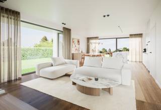 <p><span><strong>*** Stijlvolle woning met doordachte indeling en hoog wooncomfort ***</strong></span></p>
<p>Via de voordeur aan de zijkant van de woning betreed je de inkomhal met vestiaire, gastentoilet en trap naar de eerste verdieping. Vanuit de hal heb je directe toegang tot zowel de keukenberging als de leefruimte.</p>
<p>De lichtrijke leefruimte wordt gekenmerkt door grote raampartijen en een harmonieuze indeling in een gezellige zithoek, een ruime keuken met eethoek en een aparte bureauruimte. Aansluitend bevindt zich een ruime berging/wasruimte, die eveneens rechtstreeks toegankelijk is via een praktische zijdeur. Het grote schuifraam in de keuken en eethoek zorgt voor een naadloze overgang naar het terras en de ruime tuin.</p>
<p>Op de eerste verdieping bevinden zich vier volwaardige slaapkamers en twee badkamers, waarvan één rechtstreeks aansluit op de master bedroom. Daarnaast is er een apart toilet en een extra bergruimte.</p>
<p>De woning wordt afgewerkt met duurzame en kwalitatieve materialen en behaalt een E-peil van maximaal 20. Ze wordt uitgerust met een warmtepomp (verwarmen en koelen via vloerverwarming), zonnepanelen en een voorbereidende aansluiting voor een laadpaal. Het ventilatiesysteem type D met warmterecuperatie garandeert een optimaal binnenklimaat. Bovendien is er een regenwaterput van 7.500 liter voorzien.</p>
<p>Dankzij de vrije keuze in vloeren, binnendeuren, keuken en sanitair geef je deze woning een persoonlijke en exclusieve invulling, met professionele begeleiding van begin tot eind. <strong><span>Interesse? </span><span>Bel of mail ons op 016 229 228 of office@connect-immo.be<br /><br /></span></strong><strong><span><span><em>De sfeerbeelden van dit project zijn ter illustratie van een mogelijke afwerking. In het lastenboek vind je hierover gedetailleerde informatie.</em></span></span></strong><br /><br />EPB bij oplevering<br />Wglk-Gdv-Gvkr-Vvg</p>