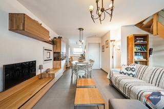 Op de 5° en 6° verdieping van de residentie Robrecht De Fries vindt u dit lichtrijke en bijzonder ruime duplex appartement. Met zijn 3...