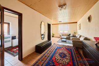 Ontdek dit verzorgde appartementsgebouw bestaande uit 2 afzonderlijke, verhuurde appartementen, elk met een eigen private ingang. Ideaal...