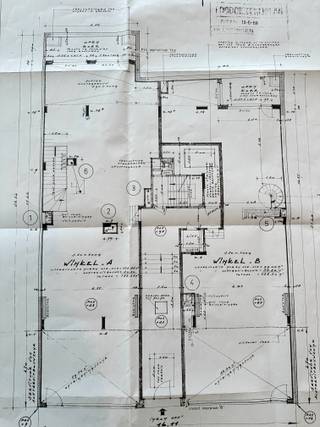 <p>Zeer interessant pand op toplocatie op belangrijke verbindingsas naar centrum Antwerpen! (gelegen tussen Jan Van Rijswijcklaan en Leien) Ideaal als winkelruimte, horeca, kantoor of als woonst.</p>

<p>Gelijkvloers: ca 155m2 met een plafondhoogte van 3,45m toegang met vaste trap naar -1: grote droge ruimte (met verwarming) van ca 76m2 , hoogte 2,78m. Er zijn 2 aparte moderne toiletten en extra daglicht komt binnen via een koertje. <span>De straat is zopas volledig heraangelegd (nieuwe riolering, wegdek, voetpaden,..) Het naastgelegen pand wordt heden verbouwd tot architectenkantoor, aan de overzijde bevindt zich de nieuwe Vishal en schuin tegenover dit pand komt een nieuwe traiteurzaak, vlakbij ligt het vinkenpleintje met oa restaurant 'FINCH' Keurslager Michielsen, bakkers, supermarkten etc bevinden zich eveneens in de straat. Vlot te bereiken, bushhalte aan de deur.</span></p>
