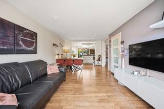<p>Deze instapklare en perfect onderhouden woning combineert comfort én de ideale locatie. Doorheen de jaren werden er continu verbeteringen aangebracht. Zo werden er onder meer airco’s en zonnepanelen geïnstalleerd en is de tuin omgetoverd tot een plek waar je heel het jaar door wil vertoeven. De woning is uitstekend gelegen, in een rustige straat in Kessel-Lo, vlakbij Leuven, winkels, scholen, openbaar vervoer en recreatie zoals het zwembad van Kessel-Lo.<br />Indeling van de woning.</p>
<p><br /><br />De benedenverdieping is uitgerust met een gezellige living en eetruimte die aansluit bij de open, volledig geïnstalleerde en hoogwaardige keuken. De keuken vormt het hart van de woning en is slim en kwalitatief ingericht met een vaatwasser op hoogte, inductieplaat, industriële dampkamp, Amerikaanse koelkast, werkblad in natuursteen, veel opbergruimte en de aansluitende eetplaats. Het overdekt terras en de volledig aangelegde tuin met Jacuzzi zijn snel en handig bereikbaar met een schuifraam dat langs weerszijde open kan vanuit de keuken. Verder is er gelijkvloers optimaal ingedeeld met onder andere nog een bureau, wc in de hal, wasplaats en een handige opbergruimte voor fietsen. Door de vele ingemaakte kasten is er aan opbergruimte geen gebrek. <br />Op de bovenverdieping beschikt de woning over 3 slaapkamers en een badkamer met douche, ligbad en toilet.</p>
<p><br />Op de oprit is er plaats voor 3 wagens.</p>
<p><br />Troeven van de woning<br />• Instapklaar en stijlvol ingericht<br />• Kwalitatieve afwerking en materiaalkeuzes<br />• Ruime open keuken met fijne connectie met de tuin<br />• 3 slaapkamers, veel bergruimte en parkeermogelijkheden<br />• Aanwezigheid van een slimme thermostaat<br />• Veel lichtinval en optimale indeling<br />• Uitnodigende, onderhoudsvriendelijke en volledig ingerichte tuin <br />• Uitstekende locatie nabij stad, winkels, scholen... (Mobiscore 9,4)</p>
<p><br /><br />Kortom, een instapklare gezinswoning met 3 slaapkamers, ingerichte stadstuin en parkeermogelijkheden op een uitstekende locatie in Kessel-Lo.</p>
<p><br /><br />Interesse in deze aantrekkelijke woning? Neem gerust contact op via info@bvm-vastgoed.be of 016 23 21 45 voor meer informatie of om een bezoek in te plannen.</p>