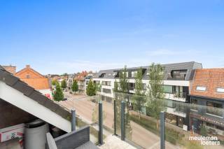 Dans un emplacement extrêmement central au cœur du centre commercial d’Oostkamp, découvrez cet appartement réparti sur plusieurs niveaux...