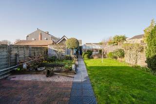 This well-maintained house is located in a pleasant and quiet residential area in Lauwe in Kranenbroeklaan 5. Thanks to its central location,...