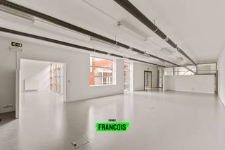 Ontdek deze unieke kans om uw eigen loft te creëren met tal van extra mogelijkheden. Deze loft is uitstekend gelegen langs de Gistelse...