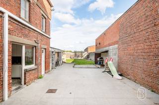 Instapklare gezinswoning met 3 slaapkamers, garage en aangename tuin!Op zoek naar een instapklare woning met voldoende ruimte voor het hele gezin? Ontdek deze aangename gezinswoning, centraal gelegen in Sint-Eloois-Winkel, met winkels, scholen en andere voorzieningen in de nabije omgeving.Bij het binnenkomen bereik je via de inkomhal de ruime en lichtrijke leefruimte, die rechtstreeks toegang biedt tot het terras en de tuin. Verder beschikt het gelijkvloers over een eetkamer, een volledig geïnstalleerde keuken, apart toilet en praktische berging.Op de eerste verdieping bevinden zich de overloop, drie ruime slaapkamers, dressing en 2 badkamers (waarvan 1 volledig vernieuwd). Daarnaast beschikt de woning over een ruime zolder die nog heel wat extra mogelijkheden biedt.Buiten geniet je van een aangename tuin met terras, terwijl de garage zorgt voor bijkomend praktisch comfort en bergruimte.Troeven: warmtepomp, dubbele beglazing (2023), praktische garage en aangename tuin, geïsoleerd dak.Een ideale gezinswoning voor wie op zoek is naar ruimte, comfort en een centrale ligging in Sint-Eloois-Winkel!