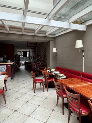 Rez-de-chaussée commercial avec autorisation Horeca à 2 pas du Parlement et de nombreux bureaux - Le restaurant dispose d'une cuisine...