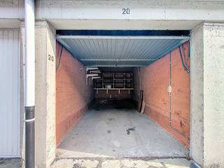 Centraal gelegen garagebox in de wijk 'Buizegem'.Deze ruime, droge, bovengrondse garagebox beschikt over een manuele kantelpoort en beschikt over...