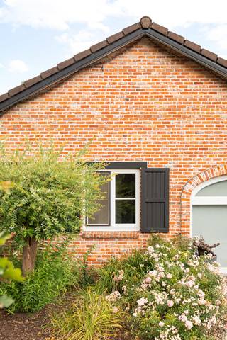 Voor verdere info of een vrijblijvende waardebepaling van uw eigendom: marco@homixx.be of 016 199 343.<br /><br />Ontdek deze hoogwaardig afgewerkte open bebouwing waar kwalitatief wonen, energiezuinigheid en een ontspannen zuiderse sfeer naadloos samenkomen. <br /><br />Bij het betreden van de woning komt u via de inkomhal – uitgerust met een vestiaire en een apart gastentoilet – terecht in het hart van het huis. De sfeervolle leefruimte valt op door haar karaktervolle gietijzeren ramen en een warme houten vloer. Deze staat in directe verbinding met de open, volledig uitgeruste keuken. Met topapparatuur zoals een stoomoven en een combi-oven is koken hier een waar plezier.<br /><br />De woning beschikt over een praktische indeling met drie volwaardige slaapkamers, een aparte bureauruimte en een functionele wasplaats. De stijlvolle badkamer biedt alle comfort en is voorzien van zowel een ligbad als een inloopdouche. De ruime zolderverdieping is volledig geïsoleerd en vlot bereikbaar via een uitschuifbare trap. Buiten geniet u van een prachtige verbinding tussen de woning, het terras en de mooi aangelegde tuin met zwembad<br /><br />Dankzij de rustige ligging en de recente energiezuinige vernieuwingen - EPC B - geniet u hier in alle privacy van het ultieme vakantiegevoel.