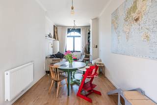 Mobiscore: 8,9/10EPC-score: A – energiezuinig wonenGezellig huis dicht bij Gent centrum. Het huis heeft 3 slaapkamers, zolder + kelder, terras en werd in 2022 gerenoveerd tot een EPC A-label. GelijkvloersJe komt binnen via de hal die naar de leefruimte en open keuken gaat. Via een schuifraam heb je toegang tot het terras. Er is een gastentoilet en wasberging met hoogrendementsketel (Vaillant).1e verdiepingOp de 1e verdieping bevindt zich de 1e slaapkamer en de badkamer. De badkamer heeft een inloopdouche, bad en dubbele wastafel. 2e verdiepingOp de 2e verdieping bevinden zich nog 2 grote slaapkamers. Vanop de hal heb je ook toegang tot de zolder.ExtraExtra: een kelder en een opslagplaats voor fietsen, bbq of werkmateriaal. De woning heeft een hemelwaterput van 3.000L. Het EPC A-label en de zonnepanelen (9) zorgen voor een minimum aan energieverbruik. Over GentbruggeDe woning ligt vlak aan de tramhalte ‘Moscou’ die vlot naar Gent Centrum gaat. Je auto parkeer je makkelijk in de straat of gratis op de publieke parking aan de tramhalte. Het huis ligt dichtbij op- en afrittencomplex Gentbrugge (R4/E17/N9). Supermarkten, scholen, winkels en eetgelegenheden zijn bereikbaar te voet en het historische centrum van Gent lig op fietsafstand. Troeven:* 3 slaapkamers* Gerenoveerd - 2022* TOP omgeving* EPC A, elektriciteit conform* Veel opslagruimte* Instapklaar, vrij op 1/10De algemene voorwaarden van Dewaele DIY kunt u steeds raadplegen via dewaele.com.Bestuursmaatregelen in het maatregelenregister: in aanvraag