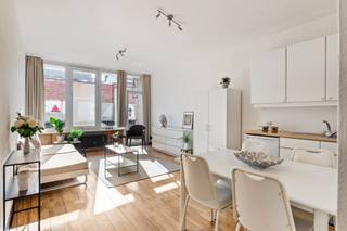 Deze instapklare studio ontdek je op een absolute toplocatie in ’t Antwerpse. Hier geniet je van een bruisende woonomgeving met tal van...