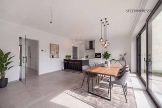 <p><span>Energiezuinig gelijkvloers appartement met terras en gemeenschappelijke tuin </span></p><p><span>Welkom in dit energiezuinige gelijkvloerse appartement, gelegen in een recent gebouwd appartementsgebouw aan de Schuurveldlaan. Hier geniet u van modern wooncomfort, een uitstekende label A en een aangename combinatie van binnen- en buitenruimte. Dankzij de energiezuinige technieken zoals de vloerverwarming, ventilatiesysteem type C+ én de aanwezige zonnepanelen, woont u hier niet alleen comfortabel maar ook bijzonder energie-efficiënt en toekomstgericht.</span></p><h2><span>Ligging</span></h2><p><span>Dit appartement heeft een zeer gunstige en strategische ligging aan de Schuurveldlaan, in de nabijheid van zowel het dorpscentrum van Wilrijk als Aartselaar. Daarnaast geniet u van een uitstekende verbinding naar de belangrijkste invalswegen richting Antwerpen en Brussel, wat deze locatie bijzonder interessant maakt voor pendelaars. U woont hier in een rustige woonomgeving met toch alle voorzieningen zoals winkels, scholen, horeca en openbaar vervoer binnen handbereik.</span></p><h2><span>Indeling</span></h2><p><span>Via de inkomhal, afgewerkt met een stijlvolle grijze tegelvloer, komt u meteen in een lichtrijke en aangename sfeer terecht. De inkomhal geeft toegang tot de verschillende ruimtes en leidt u verder naar de ruime leefruimte met open eilandkeuken.</span></p><p><span>De leefruimte geniet van uitzonderlijk veel natuurlijk licht dankzij de hoogrendements aluminium raampartijen over de volledige breedte. Deze bieden bovendien een mooi zicht op het privatieve terras en de gemeenschappelijke tuin. Twee ramen zijn voorzien van vliegenramen voor extra comfort. Via de schuifdeur bereikt u het privatieve terras van ca. 14 m², waar het heerlijk vertoeven is. De aanpalende gemeenschappelijke tuin voelt dankzij de beschutting quasi privatief aan en biedt een rustige groene omgeving om te ontspannen of gasten te ontvangen.</span></p><p><span>De open eilandkeuken is modern en hoogwaardig afgewerkt met onder meer een composiet werkblad en beschikt over alle hedendaagse toestellen: vaatwasser, oven, inductiekookplaat, koelkast, diepvries en voldoende kastruimte. Aansluitend bevindt zich een praktische berging met extra stockageruimte.</span></p><p><span>Verder bevindt zich links van de inkomhal de ruime slaapkamer, met voldoende plaats voor een dubbel bed en kastruimte. De badkamer is modern afgewerkt en voorzien van een inloopdouche, lavabo en handdoekradiator. Daarnaast is er nog een aparte technische ruimte met aansluiting voor wasmachine en droogkast.</span></p><p><span>In de ondergrondse verdieping beschikt u over een zeer ruime kelderberging, bereikbaar via lift of trap. Tevens is er een gemeenschappelijke fietsenberging aanwezig. De ondergrondse autostaanplaats dient verplicht mee aangekocht te worden voor een vraagprijs van 30.000 euro</span></p><p><span>Een extra troef is dat de aankoop kan gebeuren onder registratierechten (2%) in plaats van btw, wat financieel zeer interessant is.</span></p><h2><span>Troeven</span></h2><ul><li><span>Energiezuinig appartement met label A </span></li><li><span>Zonnepanelen aanwezig </span></li><li><span>Vloerverwarming </span></li><li><span>Ventilatiesysteem type C+ </span></li><li><span>Recent bouwjaar </span></li><li><span>Privatief terras en gemeenschappelijke tuin met quasi privatief gevoel </span></li><li><span>Zeer ruime kelderberging </span></li><li><span>2 privatieve plaatsen voor fietsen inbegrepen</span></li></ul><p><span> </span></p><p><span>Dit appartement combineert comfort, luxe en een uitzonderlijk buitengevoel op een toplocatie in Wilrijk.</span></p><p><span> </span></p>