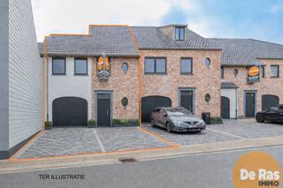 <br />STEENHUIZE - Bent u op zoek naar een betaalbare nieuwbouwwoning op een rustige locatie met achteraan zicht op het groen en voorzien van alle moderne comfort, breng dan snel een bezoekje aan deze woning. Deze woning gebouwd met kwaliteitsvolle materialen en voldoet aan alle hudige regelgeving met betrekking tot isolatie - en ventilatienormen. Zo is de woning voorzien van warmtepomp met vloerverwarming, hoogrendementsglas, zonnepanelen, ventilatiesysteem enz... waardoor u hier terechtkomt in uiterst energiezuinige woning (BEN-woning).<br /><br />Naar indeling zelf beschikt deze woning op het gelijkvloers over een aparte inkomhal voorzien van een gastentoilet, een ruime berg/wasruimte, een ruime inpandige garage en een zeer aangename leefruimte voorzien van een mooie open, volledig geïnstalleerde keuken. Op de eerste verdieping bevindt zich naast de ruime overloop, 3 verzorgde slaapkamers, een extra dressingruimte, een apart toilet en een ruime badkamer voorzien van alle moderne comfort. Verder werd deze woning voorzien van een vaste trap naar de ruime zolder waar perfect nog ruimte is voor het creëren van een extra slaapkamer of een leuke hobbykamer.<br />De foto's van binnen zijn ter illustratie.<br /><br />Tevens is er de mogelijkheid tot het bijkopen van een achterliggend perceel van +/- 25are, ideaal voor de dierenliefhebber!<br /><br />Verder biedt de woning vooraan nog extra plaats voor het parkeren van 2 wagens en is natuurlijk de perfect georiënteerde tuin, welke reeds voorzien is van een aangelegd terras en achteraan zicht op de velden, een extra leuke troef.<br /><br />Kortom bent u op zoek naar een ruime nieuwbouwwoning voorzien van alle moderne comfort, aarzel dan niet en kome snel langs. Voor meer info, een bezoek of inzage plannen: 053/60.65.60<br /><br />Aankoop onder gesplitst stelsel: grondwaarde 117.000,00€(registratie) - constructiewaarde: 389.000,00€ (BTW)<br />Aansluitkosten nutsvoorzieningen: 3000,00€ (excl. BTW)