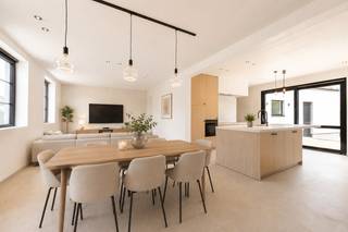 Deze tot in de puntjes gerenoveerde woning is gelegen te Aarsele met name in Neringenstraat 53 op een perceel grond van maar liefst 470 m². Dichtbij winkel, bakker, lagere school en openbaar vervoer.<br /><br />PLUSPUNTEN:<br />* VOLLEDIG GERENOVEERD;<br />* KWALITATIEVE MATERIALEN;<br />* ENERGIEZUINING (LABEL A);<br />* AANKOOP ONDER REGISTRATIERECHTEN;<br />* ZONNEPANELEN (10 x 455Wp);<br />* LUCHT-WATER WARMTEPOMP | VLOERVERWARMING/KOELING;<br />* SLAAPKAMERS VOORZIEN VAN AIRCO EN VERWARMING;<br />* VOORZIENING LAADPAAL;<br />* ELEKTRICITEIT (BASIS) DOMOTICA SYSTEEM.<br /><br />INTERIEUR:<br />De woning is toegankelijk via de inkomhal met gastentoilet. Aansluitend bereikt u de lichtrijke leefruimte, bestaande uit een gezellige zit- en eethoek. De stijlvolle stalen deuren vormen hier een echte blikvanger en zorgen voor een mooi architecturaal accent. Er is een aparte ruimte voorzien om een bureau of kinderspeelhoek te maken. Verder beschikt de woning over een volledig ingerichte keuken met keukeneiland bestaande uit een natuurstenen werkblad. Verder is er nog een technische ruimte / wasplaats voorzien alsook een douchekamer (douche + lavabo).<br /><br />Op de eerste verdieping bevinden zich 3 ruime slaapkamers (10,39 m² | 15,78 m² | 10,68 m²), waarvan 1 met dressing (13,58 m²). Prachtig afgewerkte badkamer (8,62 m²) voorzien van een inloopdouche, ligbad en dubbel lavabomeubel. Tot slot is er nog een apart toilet voorzien. <br />Op de tweede verdieping is er een ruime opbergzolder aanwezig toegankelijk via een vlizotrap. <br /><br />EXTERIEUR:<br />De woning is voorzien van een volledig aangelegde tuin met overdekte terras afgewerkt in eik. Alsook is er een volledig afgesloten tuinberging. U geniet van prachtige agrarische verzichten. 2 private autostaanplaatsen. Vergunning aanwezig voor het plaatsen van een optionele carport.