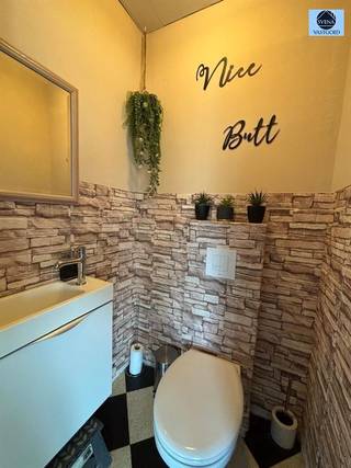 <p><span>MOVE-IN READY HOB WITH 2 BATHROOMS, GARDEN AND GARAGE</span></p><p><span>Asking price 340,000 euros </span></p><p><span>Looking for space, light and comfort? Discover this turnkey HOB on an excellent location in Geraardsbergen, located within walking distance of stores, schools and public transport with an easy connection to Ninove, Ghent and Brussels. </span></p><p><span>With a living area of +- 175m² this property offers. </span></p><ul><li><span>3 spacious bedrooms and attic space with expansion possibilities (office, guest room hobby room)</span></li><li><span>2 bathrooms: one downstairs with bath and one upstairs with shower </span></li><li><span>Bright, open living space and veranda overlooking the garden</span></li><li><span>Fully new equipped kitchen.</span></li><li><span>Electricity conform AREI and EPC label C </span></li><li><span>Double glazing in PVC, natural gas heating and insulated roof </span></li></ul><p><span>Outside you enjoy a pleasant garden with a spacious terrace and a garage with driveway. Perfect for families with several cars’s. </span></p><p><span>Urban planning information in request.</span></p><p><span> </span></p><p><span>Be surprised by the space and potential of this property and call 0489/54.69.99 or email <span>Dylan@svena.be</span></span></p><p><span>These data are purely informative and we cannot be held liable for any inaccuracies. The living area is only indicative.</span></p><p><span> </span></p><p><span> </span></p>