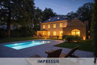 Ruime "<strong>manoir villa</strong>" gelegen in het gegeerde <strong>Hertebos te 's Gravenwezel</strong>.<br /><br />Deze fantastische villa beschikt over 4 à 5 slaapkamers, drie badkamers, apart kantoor en een royale leefruimte en leefkeuken met hoge plafonds. <br /><br />INDELING<br />Ruime inkomhal met vestiaire en gastentoilet. <strong>Apart kantoor</strong> met zicht op de voortuin.<br /><strong>Royale leefruimte</strong> met gashaard, centrale <strong>eetkamer</strong> en een gezellige <strong>TV-hoek (bar of bibliotheek)</strong>. <br />Aansluitend is er een volledig uitgeruste <strong>leefkeuken</strong> voorzien van alle nodige toestellen en een <strong>mooie orangerie</strong> met uitzicht op de tuin.<br /><br />Via de hal en <strong>berging/wasplaats</strong>, is er toegang tot de <strong>inpandige garage</strong> met hobbyruimte op zolder en een <strong>ruime opbergkelder en wijnkelder.</strong><br /><br />VERDIEPING<br />Ruime overloop met via dubbele deur toegang tot een <strong>riante dressing</strong> en achterliggende <strong>hoofdslaapkamer</strong> uitgerust met airco. Aansluitend is er een <strong>luxe badkamer</strong> voorzien van ligbad, inloopdouche, toilet en dubbele wastafel. <br /><strong>Tweede slaapkamer</strong>, die tevens toegang heeft tot de "hoofdbadkamer". <strong>Derde slaapkamer</strong> met dubbele openslaande deuren. <strong>Aparte douchekamer.</strong> (Douche, toilet, wastafel).<br /><br />TWEEDE VERDIEPING<br />Volwaardige trap naar de tweede verdieping met een <strong>grote hobbyruimte</strong> (mogelijk extra kamer) en <strong>vierde slaapkamer</strong> met eigen <strong>badkamer</strong> (bad, douche, toilet, wastafel).<br /><br />TUIN<br />Prachtige volwassen tuin met waardevolle bomen. <br /><strong>Verwarmd buitenzwembad</strong> (april 2016, filter en automatische dosering) met <strong>poolhouse</strong> voorzien van toilet, douche en een aparte tuinberging.<br />Handige extra houten tuinberging. Oprit met automatische poort en voldoende parkeerplaats.<br /><br />ALGEMEEN<br />Verwarming op gas (Viessmann 2017, vloerverwarming en radiatoren), stofzuigsysteem, houten ramen, alarmsysteem, regenwaterput, nieuwe dakgoten 2023,...