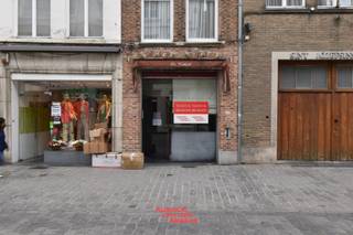 Unieke, authentieke winkelruimte in het hart van Brugge, gelegen in een drukbezochte winkelstraat. De winkel biedt een mooie oppervlakte met veel opslagplaats, wat het ideaal maakt voor diverse bedrijfsactiviteiten. Bovendien beschikt de ruimte over een praktische uitgang aan de achterkant, perfect voor leveringen of een extra toegang voor klanten. De locatie is vlot bereikbaar en biedt volop mogelijkheden om uw onderneming te laten groeien.<br />In de bovengelegen woonst, die thans een grondige renovatie ondergaat, treft u een nieuwe keuken, leefruimte, 3 slaapkamers en een badkamer met ligbad.<br />Een mooie opportuniteit voor wie wonen en werken wil combineren.<br />Geen nachtwinkel of horeca!<br />Aarzel niet contact met ons te nemen op het nummer 050/33.39.76 voor meer informatie of een vrijblijvend bezoek ter plaatse.