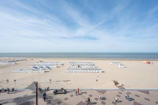 Luxuriously renovated apartment with frontal sea view located between the Albert Square and the promenade.Layout: The bright living space is bathed...