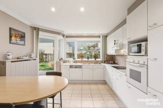 This excellently maintained single-story home, built in 1993, offers a unique combination of living comfort and a stunning garden experience.<br /><br />The favorable EPC label B also makes this property future-proof.<br /><br />The house features an entrance hall with a cloakroom and guest toilet, a bright living room and open kitchen, both overlooking the garden. Furthermore, the property includes two full-sized bedrooms, a spacious bathroom, a laundry room, and a large garage with built-in cupboards and access to the attic.<br /><br />Next to the house is a spacious driveway that can accommodate two cars.<br /><br />Additionally, there is a large attic spanning the entire house, ideal for extra storage and with potential for further development. The pleasant southwest-facing garden and the partially covered terrace offer optimal sunlight and privacy, making it an ideal place to relax.<br /><br />This home is perfect for those looking for lifelong living, an energy-efficient investment, or a move-in ready bungalow with potential.<br /><br />The property is within cycling distance of Bruges station and the city center. The E40 motorway entrance and major connecting roads are nearby.<br /><br />In short: a rare opportunity that effortlessly combines comfort, accessibility, and quality.