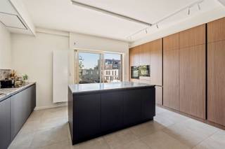 Dit royaal en luxueuze appartement bevindt zich op de 2de verdieping van residentie 'Kristina' en heeft een totale oppervlakte van 180m². We...