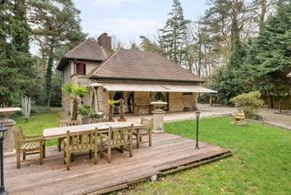 In the green and sought-after neighborhood of Steijnhoeven, this villa is located on a rear plot of 3,905m². Behind an automatic entrance gate and...