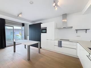 Gelegen tussen het bruisende stadscentrum en het geliefde Zuid, vinden we dit charmante duplex-appartement in een stijlvol gebouw met een...
