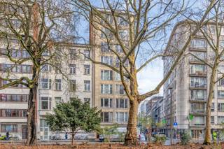 Ruim te renoveren appartement (108 m²) met 2 slaapkamers en zicht op het StadsparkOntdek dit ruime appartement van 108 m² met twee volwaardige...