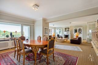 Dit statige appartement met ruime terrassen en prachtige verzichten wordt exclusief aangeboden via Access Estate! <br />BEZOEK OP AFSPRAAK!<br />Maak uw afspraak via +32472 60 91 51 (telefoon, sms of Whatsapp).<br /><br />Gelegen aan de Parklaan, op een boogscheut van het bruisende centrum van Aalst, bevindt zich dit luxueuze appartement op de zesde verdieping van de kleinschalige residentie Gimini I. Bij de oprichting werden hier oorspronkelijk twee appartementen samengevoegd tot één uitzonderlijke woonentiteit met een royale oppervlakte van 194 m², wat zorgt voor een bijzonder ruimtelijk gevoel en een unieke woonbeleving.<br /><br />Met het natuurgebied Osbroek als achterbuur geniet u vanuit de leefruimtes van een adembenemend uitzicht op het groen, dat elk seizoen opnieuw voor een ander prachtig schouwspel zorgt. De ligging combineert rust en bereikbaarheid: vlak bij de op- en afrit van de E40 en op wandelafstand van het centrum en diverse voorzieningen. Bovendien zijn er twee aparte garageboxen met extra parkeerplaatsen ervoor en twee privatieve kelderbergingen inbegrepen.<br /><br />De hoge afwerkingsgraad springt meteen in het oog. Degelijke en duurzame materialen zoals massieve houten deuren, inbraakveilige inkomdeuren, tal van ingemaakte kasten en diverse natuursteen accenten benadrukken het kwaliteitsvolle karakter van dit appartement.<br /><br />Bij het binnenkomen wordt u verwelkomd in de statige inkomhal met gastentoilet, ingemaakte kasten en vestiaire. De royale, lichtrijke leefruimte met open haard biedt een prachtig uitzicht op het achterliggende groen en sluit aan op de te vernieuwen keuken. Vanuit de eetplaats en keuken heeft u toegang tot het ruime zuidoostgerichte terras van ca. 27 m², waar u in alle rust van de zon en het uitzicht kunt genieten. De nachthal leidt naar drie slaapkamers, waarvan twee met toegang tot een balkon met zicht op de stad. De volledig in natuursteen afgewerkte badkamer is voorzien van een dubbele lavabo, ligbad en toilet, met de mogelijkheid om een douche te plaatsen.<br /><br />Troeven:<br />• Uitzonderlijke bewoonbare oppervlakte met hoge afwerkingsgraad<br />• Gegarandeerd groen verzicht<br />• Toegankelijk via lift<br />• Enige appartement op dit verdiep<br />• Twee aparte garageboxen en twee kelderbergingen voor stockage<br />• Gemeenschappelijke fietsenberging<br />• Ruime terrassen<br /><br />Keuringen:<br />• Asbestattest: asbestveilig<br />• EPC : label B <br />• Elektrische installatie: niet conform<br /><br />Bent u op zoek naar een uniek en karaktervol appartement in Aalst met een uitzonderlijk uitzicht en ongeëvenaarde ruimte? Grijp dan uw kans en contacteer ons vandaag nog om uw afspraak vast te leggen voor de bezoekdag.