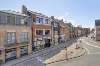 Achter de charmante gevel schuilt maar liefst 414 m² bewoonbare oppervlakte – ideaal voor wie ruimte zoekt voor een gezin, hobby’s, een handelszaak...