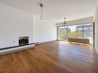 Op zoek naar een ruim appartement waar je zonder grote werken meteen je intrek kunt nemen? Dit aangename appartement op de eerste verdieping in de Heidelaan 26 te Lint combineert ruimte, comfort en een rustige ligging.<br /><br />Het appartement bevindt zich in een rustige straat en verkeert in goede staat, waardoor het een uitstekende keuze is voor wie op zoek is naar een instapklare woonst. De ruime indeling (drie slaapkamers) zorgt voor een aangenaam woongevoel en biedt voldoende plaats om er helemaal je eigen thuis van te maken.<br /><br />Een extra troef is de garage, die mee inbegrepen is in de prijs. Geen zoektocht naar een parkeerplaats dus, want ook de wagen krijgt hier zijn eigen plekje.<br /><br />Een ruim, goed onderhouden en instapklaar appartement op een rustige locatie in Lint, mét garage inbegrepen. Een ideale kans voor wie comfortabel en zorgeloos wil wonen.<br /><br />Vg-Wg-Gmo-Gvkr-Gvv-EPC :  196 kWh/m<sup>2</sup> (Label B)<br />Waterinfo : P-Score = A, G-Score = A<br />Enkele beelden in de advertentie zijn virtueel bewerkt.<br /><br />Dit is niet wat je zoekt ? Al gehoord van AANKOOPBEGELEIDING ?   Wij zoeken, bezoeken en onderhandelen mee met jou voor eigendommen die worden aangeboden door particulieren, andere makelaars of eigendommen die zelfs (nog) niet te koop staan?<br />Vraag meer informatie over aankoopbegeleiding via welkom@dehuisleverancier.be of 0489/069.000<br /><br />de Huisleverancier : Persoonlijk, voor iedereen Service, Kwaliteit en Vertrouwen !