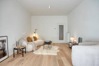 <p><span>Op een uitstekend bereikbare locatie in Antwerpen bevindt zich dit stijlvol gerenoveerde gelijkvloerse appartement met een mooie private tuin, gelegen in een kleinschalig en karaktervol gebouw. Het volledige gebouw, waaronder alle appartementen en de gemeenschappelijke delen, werd grondig gerenoveerd met bijzondere aandacht voor kwaliteit, lichtinval en hedendaags wooncomfort.</span></p><p><span>Bij het betreden van het appartement komt u binnen in een verzorgde inkomhal die toegang biedt tot de verschillende ruimtes. Het appartement beschikt over een ruime en lichtrijke leefruimte met mooie parketvloer en grote raampartijen. Hierdoor geniet de woonkamer van veel natuurlijk licht en ontstaat er een aangename en open sfeer.</span></p><p><span>De moderne keuken sluit harmonieus aan bij de leefruimte en werd afgewerkt met kwalitatieve materialen en de nodige inbouwtoestellen.</span></p><p><span>Verder omvat het appartement twee volwaardige slaapkamers en een moderne badkamer met ruime inloopdouche en stijlvol lavabomeubel. Daarnaast is er een aparte berging met de technieken en aansluiting voor een wasmachine. De neutrale materiaalkeuzes en verzorgde afwerking zorgen voor een tijdloos en aangenaam geheel.</span></p><p><span>Een absolute troef van dit gelijkvloerse appartement is de mooie private tuin aan de achterzijde. Deze vormt een aangename en groene verlenging van de woonruimte en biedt volop mogelijkheden om in alle rust buiten te genieten. Dankzij de combinatie van het hedendaagse wooncomfort en de private buitenruimte beschikt dit appartement over een bijzonder aangename woonbeleving.</span></p><p><span>Het appartement heeft een bewoonbare oppervlakte van circa 82 m².</span></p><p><span>Ook op technisch en energetisch vlak voldoet het appartement aan de hedendaagse verwachtingen. De elektrische installatie is conform, het appartement is asbestveilig en beschikt over een gunstig EPC-label B.</span></p><p><span>Een bijkomend voordeel van dit kleinschalige gebouw is dat er geen vaste gemeenschappelijke kosten zijn. Enkel het aandeel in de brandverzekering van het gebouw en het elektriciteitsverbruik van de gemeenschappelijke gang worden aangerekend.</span></p><p><span>Ook de ligging vormt een belangrijke troef. Het openbaar vervoer bevindt zich op wandelafstand en winkels, scholen, recreatiemogelijkheden en belangrijke invalswegen zijn vlot bereikbaar. Hierdoor is het appartement bijzonder geschikt voor wie comfortabel en centraal wil wonen en tegelijk belang hecht aan een eigen groene buitenruimte.</span></p><p><span>Aarzel niet om ons te contacteren voor meer informatie of een bezoek ter plaatse.</span></p>