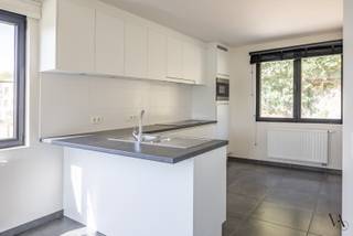 In het centrum van Linden, in een rustige en groene omgeving en op fietsafstand van Leuven, liggen deze recente en energiezuinige driegevelwoningen. De nieuwbouwwoningen werden opgeleverd in 2019 en combineren een hedendaagse architectuur met veel licht, een verrassend ruime indeling en een aangename tuin.<br /><br />De woonverdieping vormt het hart van elke woning, met een ruime en lichtrijke leefruimte en grote raampartijen die uitkijken op het omliggende groen. De open keuken is volledig ingericht en sluit mooi aan bij de leefruimte. Op deze verdieping bevindt zich eveneens een apart toilet. Een verdieping hoger zijn er drie volwaardige slaapkamers en een ingerichte badkamer met douche. Ook hier is een apart toilet voorzien. Dankzij de grote ramen genieten de kamers van veel natuurlijk licht en een mooi, open uitzicht.<br /><br />Ook het onderste niveau biedt heel wat extra ruimte. Naast de inpandige garage is er een ruime, polyvalente kamer die perfect kan dienen als bureau, hobbyruimte, logeerkamer of zelfs vierde slaapkamer. Een tweede badkamer en bijkomende bergruimte maken deze verdieping bijzonder praktisch voor een gezin.<br /><br />Buiten beschikt elke woning over een eigen tuin en terras, met voldoende ruimte rondom. Door de driegevelstructuur, de vele raampartijen en het groen rondom geniet je hier van een aangenaam gevoel van ruimte en privacy.<br /><br />Ook energetisch scoren de woningen goed, met een E-peil E43, zonnepanelen en een ventilatiesysteem conform de EPB-vereisten.<br /><br />Beide woningen zijn onmiddellijk beschikbaar en worden afzonderlijk te huur aangeboden. Omdat ze naast elkaar gelegen en identiek ingedeeld zijn, bieden ze bovendien een bijzondere opportuniteit voor twee gezinnen, familieleden of vrienden die graag dicht bij elkaar willen wonen, zonder in te boeten aan hun eigen ruimte en privacy.<br /><br />De ligging is een absolute troef: rustig en groen in het centrum van Linden, met winkels, scholen en andere voorzieningen in de buurt en Leuven vlot bereikbaar met de fiets, openbaar vervoer of wagen.<br /><br />Een recente en bijzonder praktische gezinswoning voor wie ruimte, licht en groen wil combineren met de nabijheid van Leuven. Contacteer ons voor meer informatie of een bezoek ter plaatse.